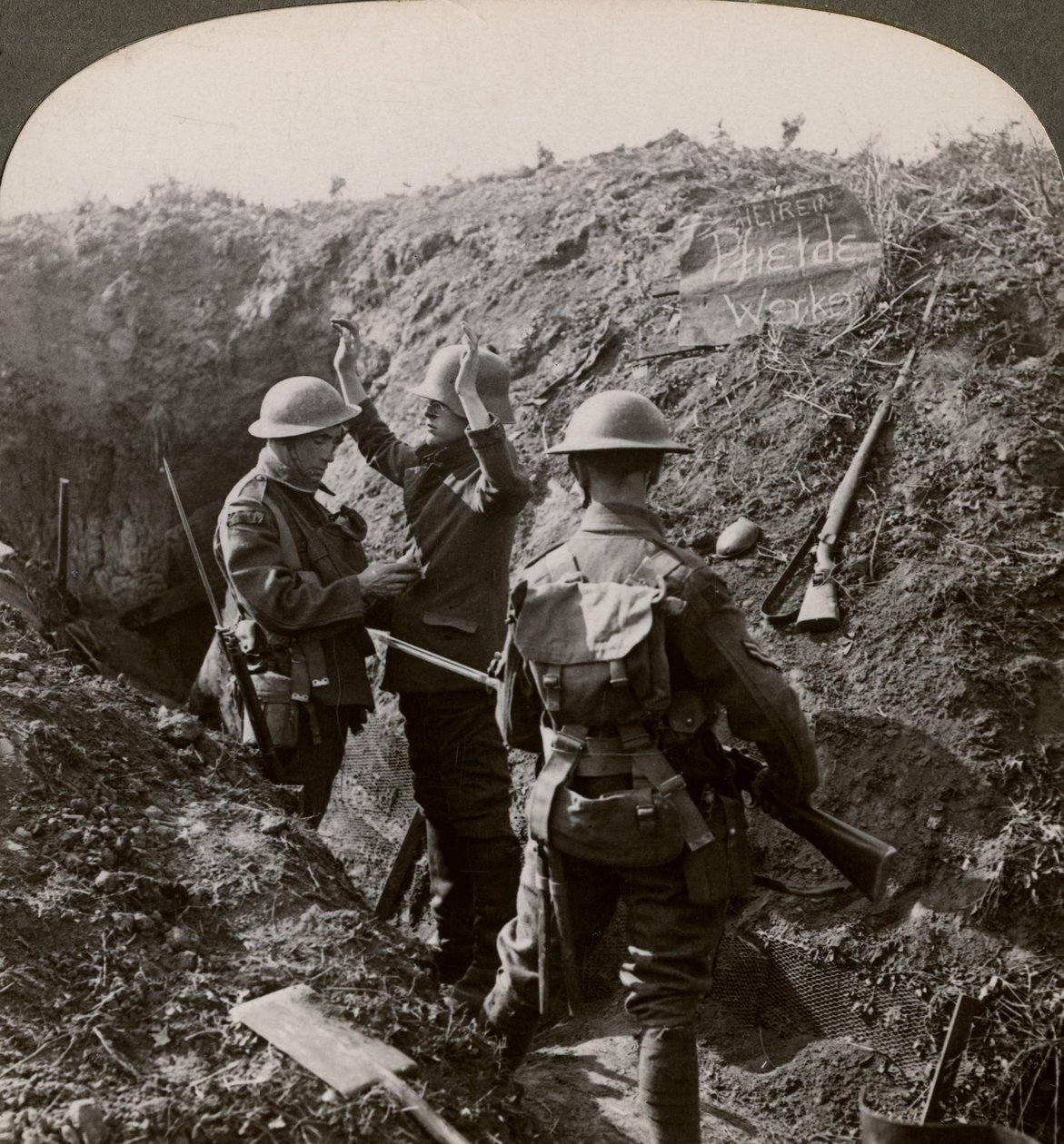 第一次世界大战，1914-1918年，讯问德国囚犯以获取信息。 作者 现实旅行社