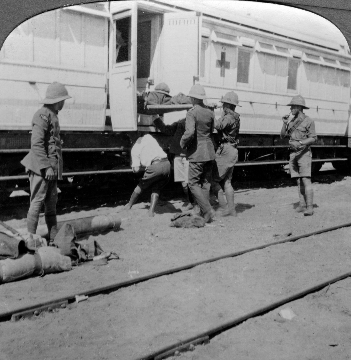 第一次世界大战，1914-1918年，将受伤的士兵抬上医院的火车。 作者 现实旅行社