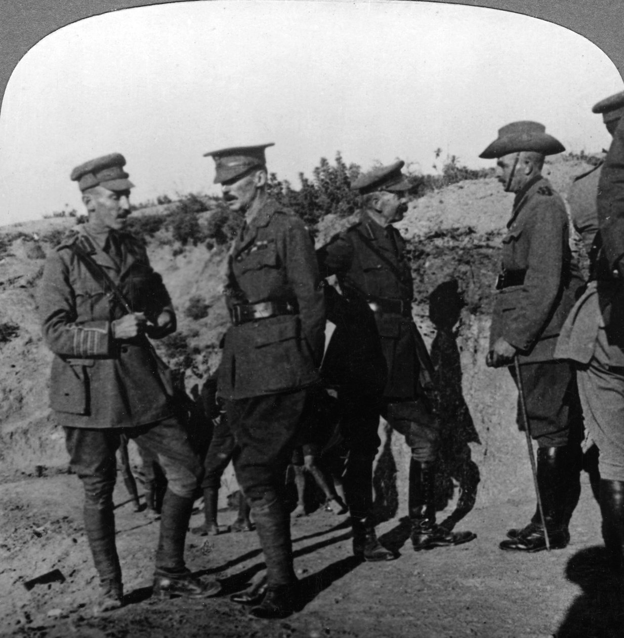 基兴纳勋爵（Lake Kichener）与1915年至1916年第一次世界大战期间的ANZAC军官一起审查了加利波利的局势。 作者 现实旅行社