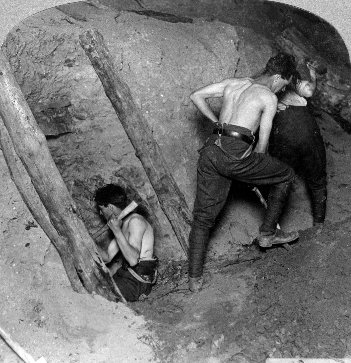 第一次世界大战，1914-1918年，在比利时的Messines Ridge开采。 作者 现实旅行社
