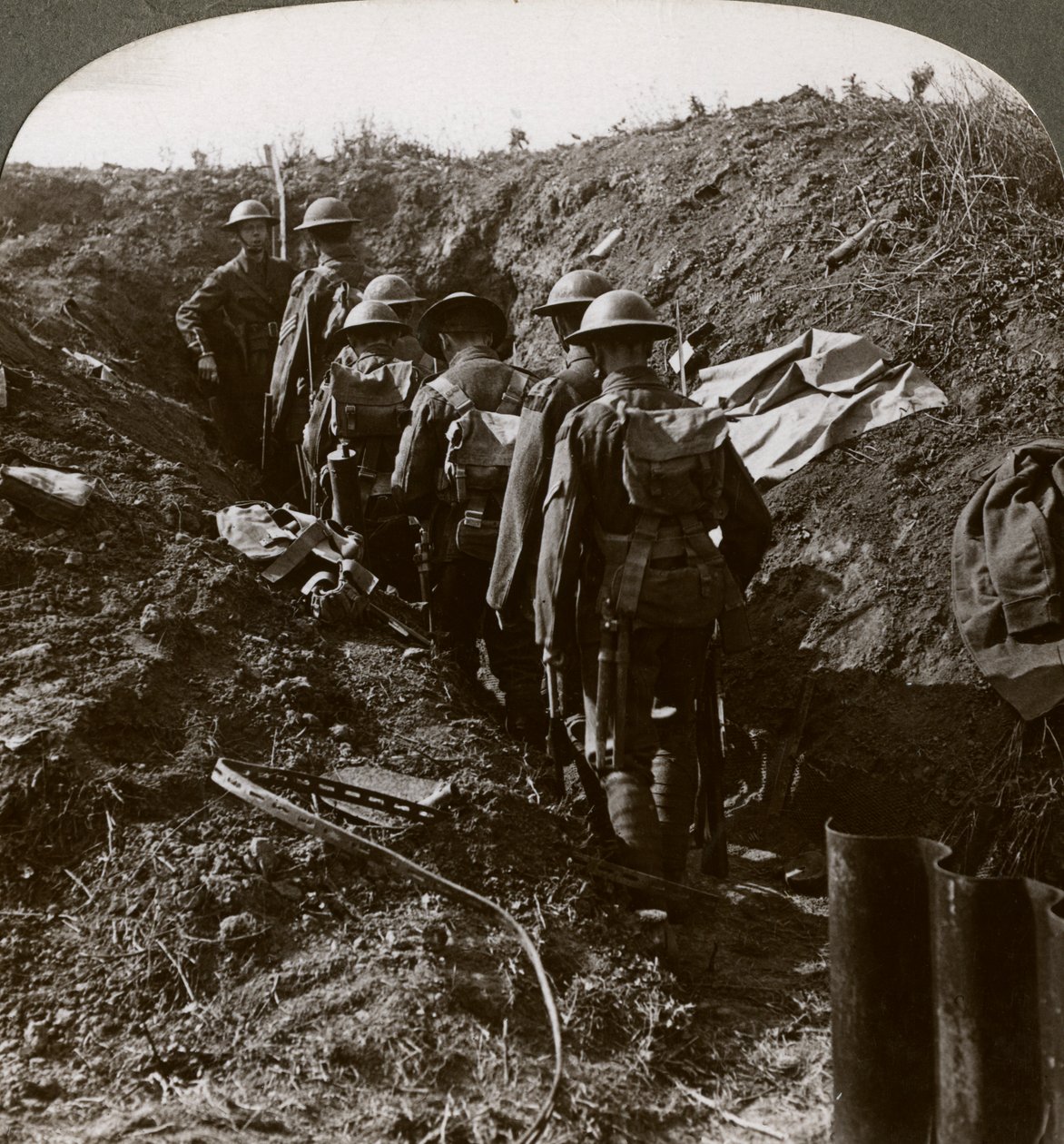 1914-1918年，军官看着他的士兵冲进挖掘场，以避免德国的空袭。 作者 现实旅行社