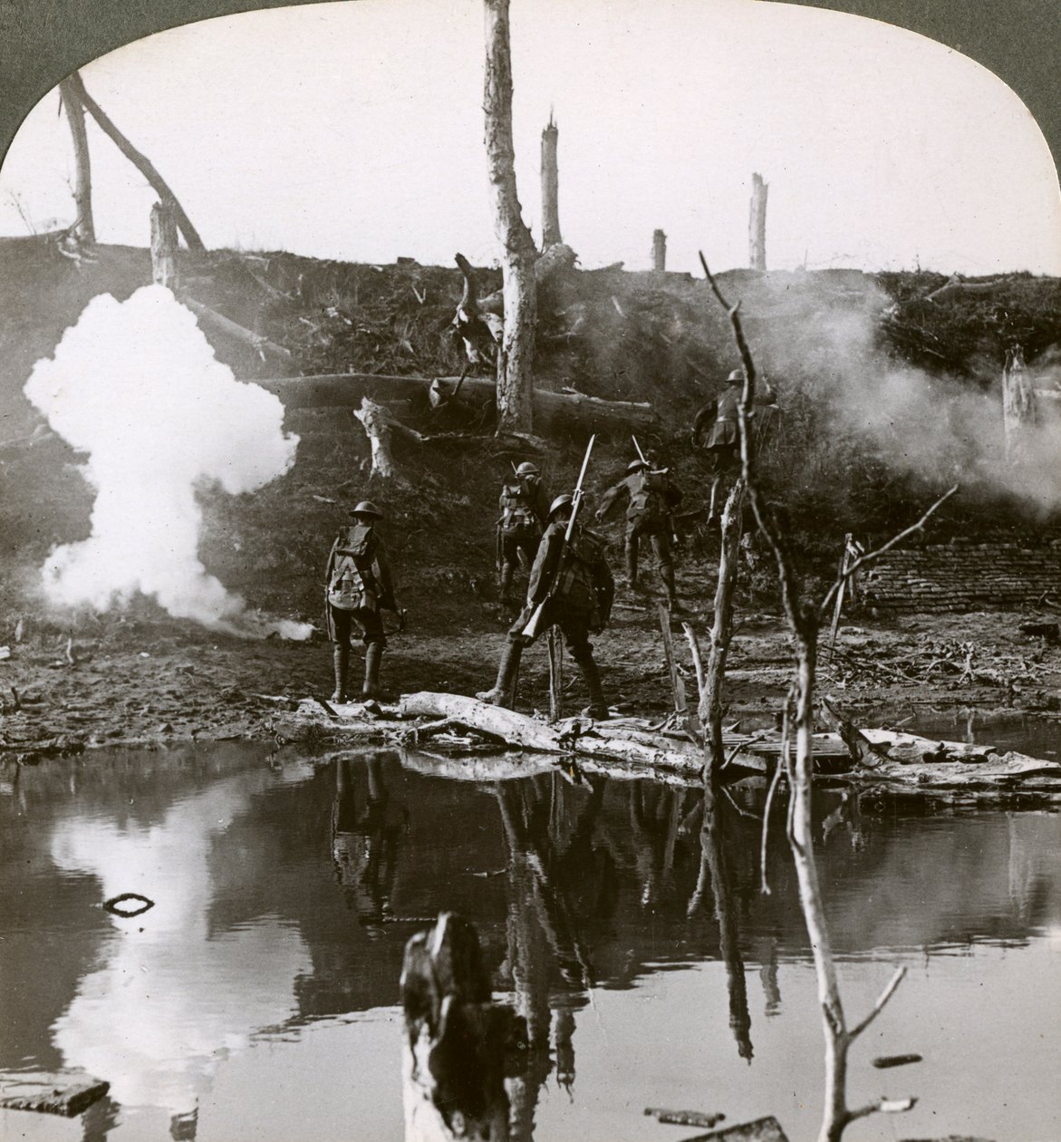 1916年第一次世界大战，法国的索姆河战役，士兵们穿过安克尔河。 作者 现实旅行社