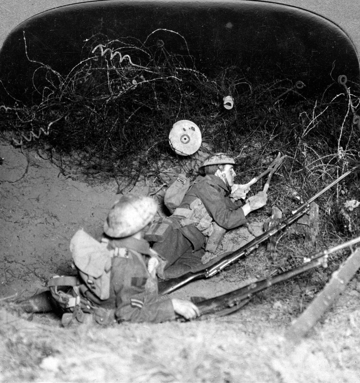 士兵们穿越铁丝网防御，法国Oppy，第一次世界大战，1914-1918年。 作者 现实旅行社