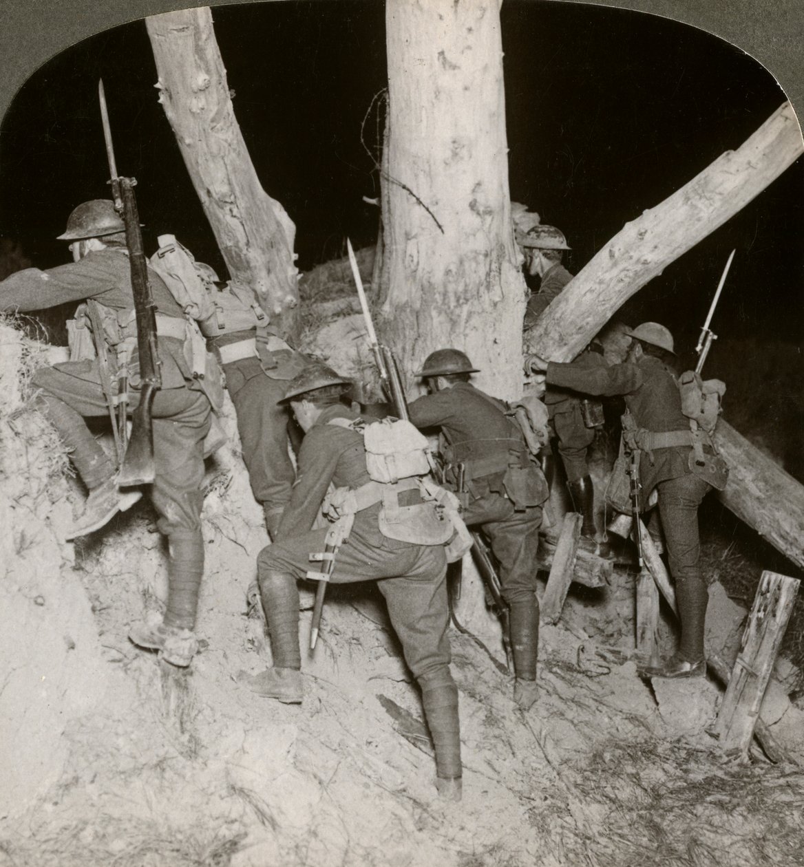 第一次世界大战，1914-1918年，士兵们离开战trench在夜间进行突袭。 作者 现实旅行社