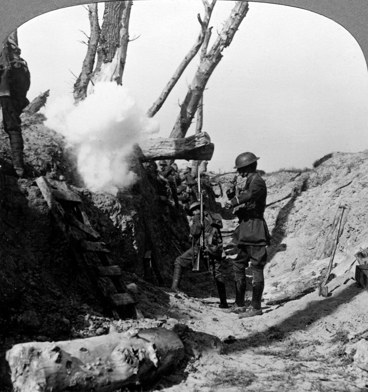 士兵们在战，中等待越过山顶，第一次世界大战，1914-1918年。 作者 现实旅行社