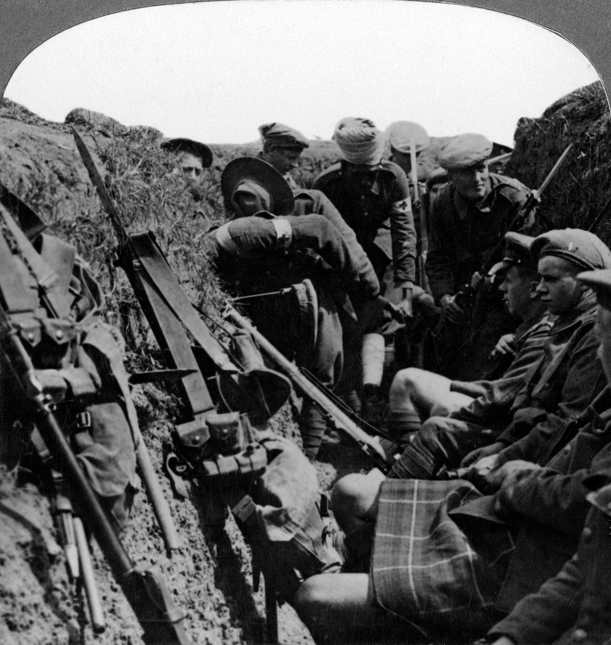 担架兵运送受伤的军官，第一次世界大战，1914-1918年。 作者 现实旅行社