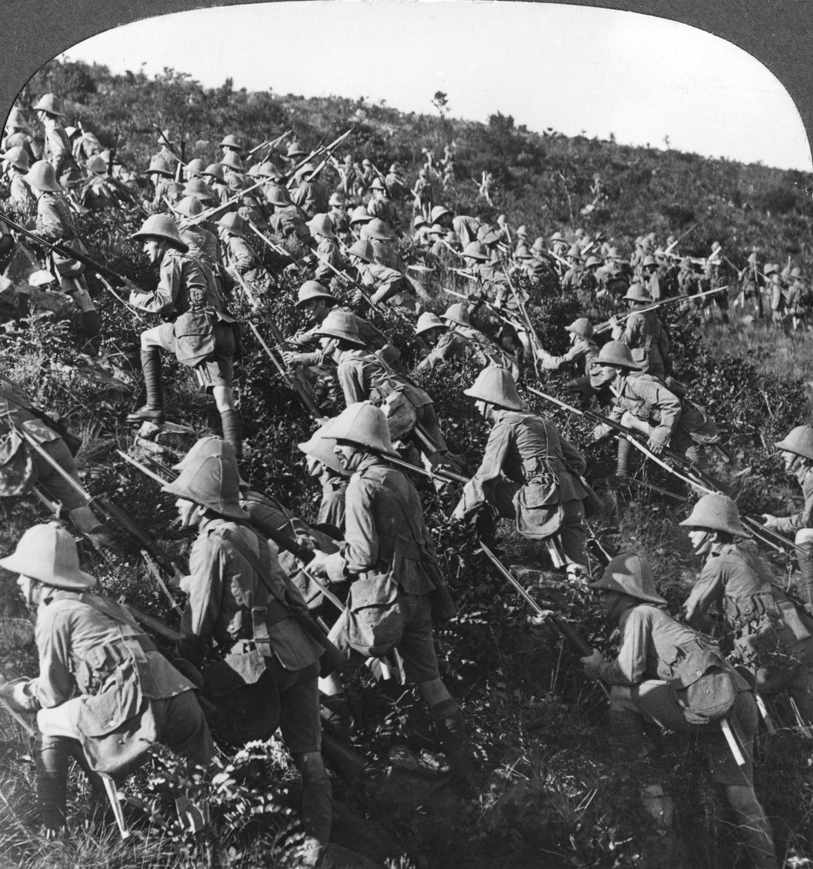 他们继续前进，1915年第一次世界大战，我们部队在土耳其加里波利的真正牛头犬冲 作者 现实旅行社