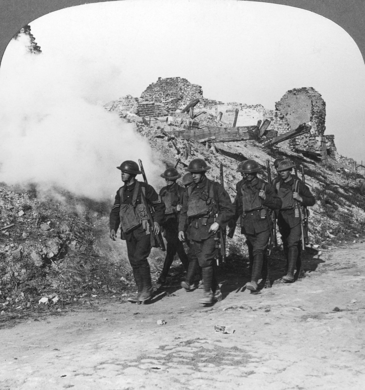 部队在通过线路，法国，第一次世界大战，c1914-c1918的途中经过蒙尼奇的废墟 作者 现实旅行社