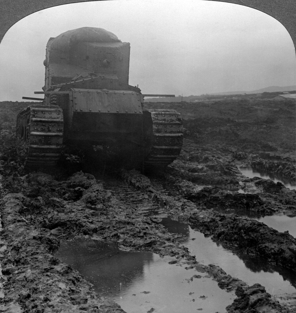 1918年法国第一次世界大战，在一个泥泞的战场上的Whippet坦克。 作者 现实旅行社