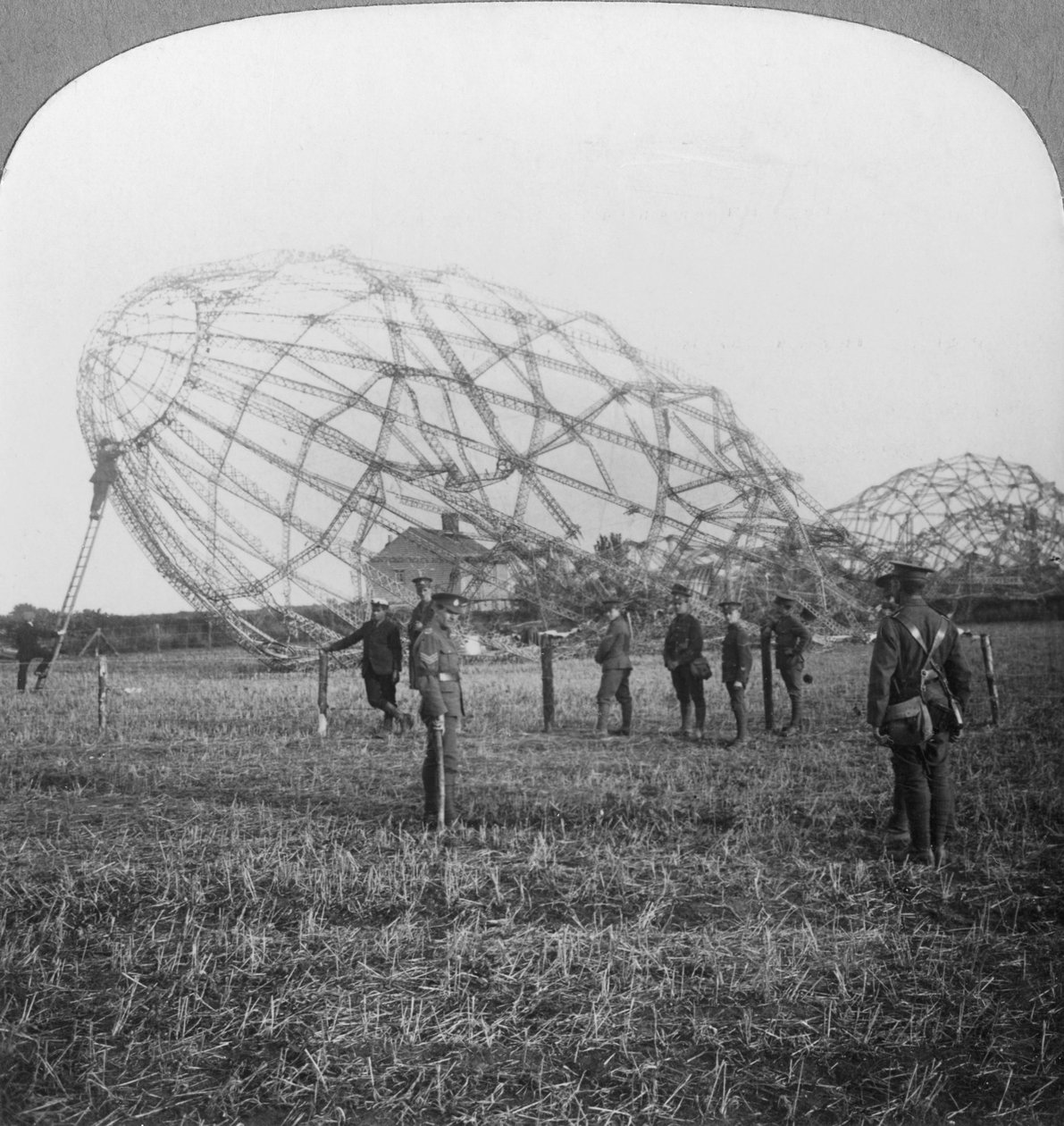 第一次世界大战，1916年，齐柏林飞艇在埃塞克斯郡科尔切斯特附近被击落 作者 现实旅行社