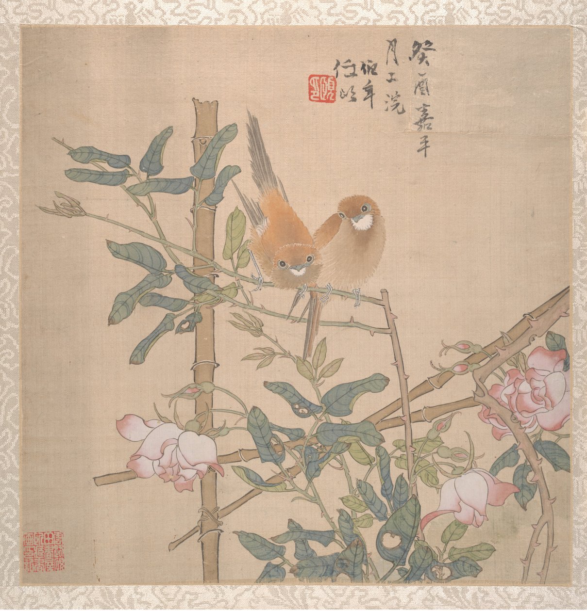 十九世纪末期，两只鸟栖息在开花的玫瑰丛中。 作者 任义