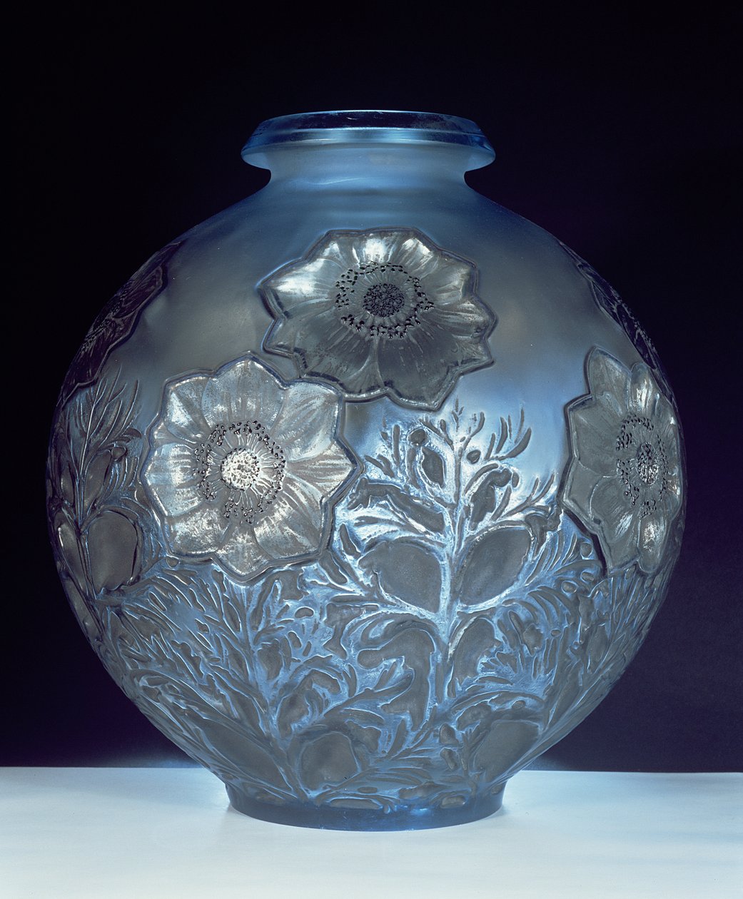 海葵花瓶，1913年（浅蓝色和磨砂玻璃） 作者 勒内·朱尔斯·拉利克