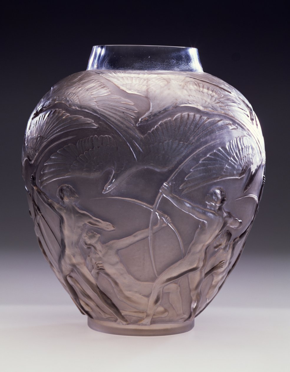 Archers Vase，1921年（模具吹制玻璃上的烟灰色铜绿） 作者 勒内·朱尔斯·拉利克