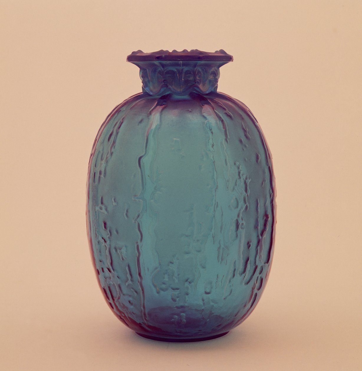 带缎面的覆盖花瓶，c.1902（玻璃） 作者 勒内·朱尔斯·拉利克