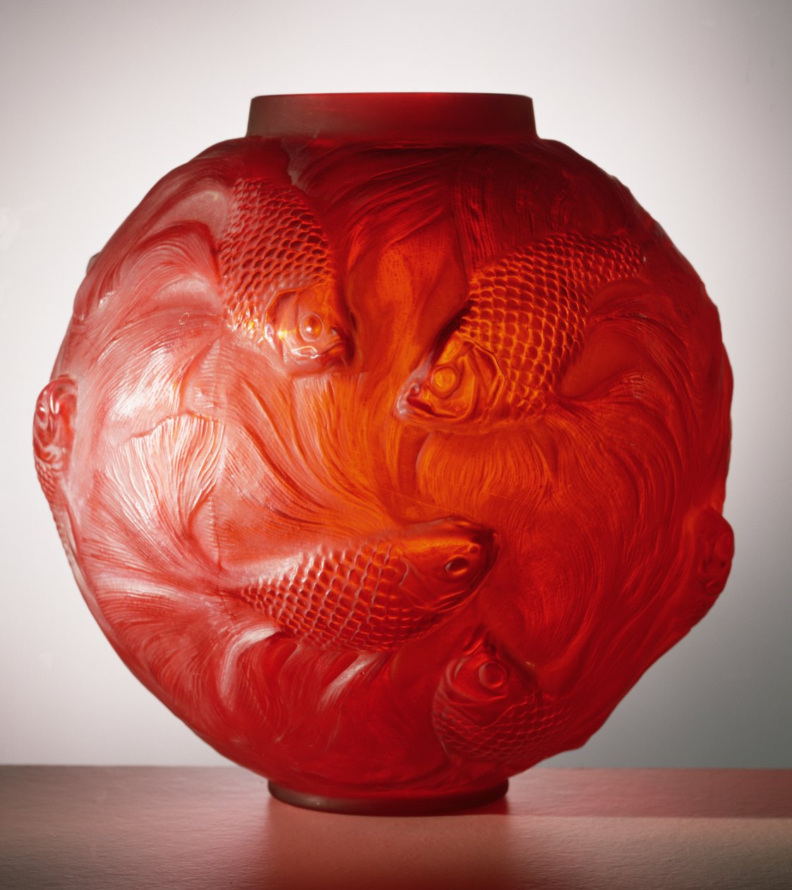 福尔摩沙花瓶，1924年（红色磨砂玻璃） 作者 勒内·朱尔斯·拉利克