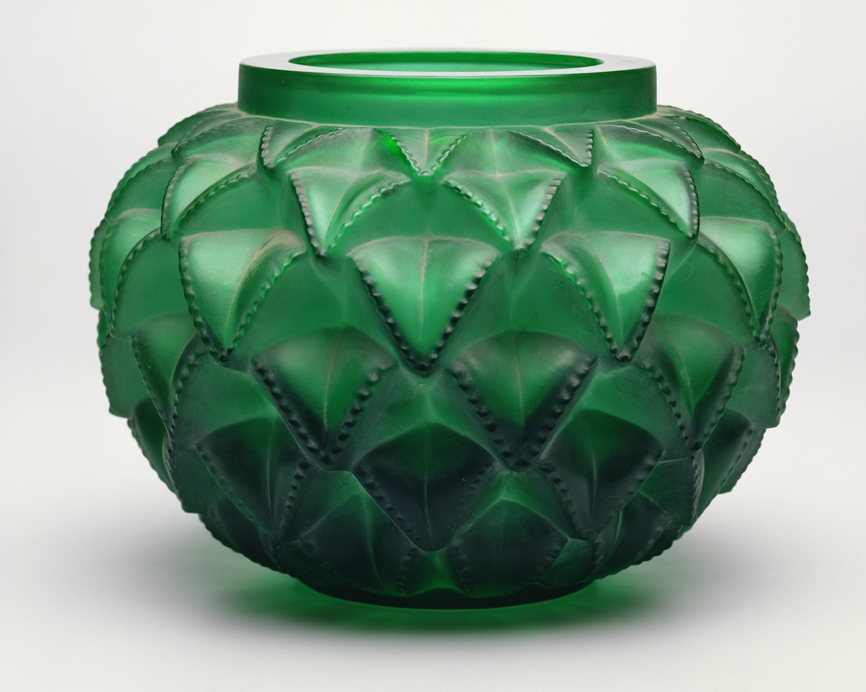 朗格多克花瓶，1929年（压制成型的绿色玻璃） 作者 勒内·朱尔斯·拉利克