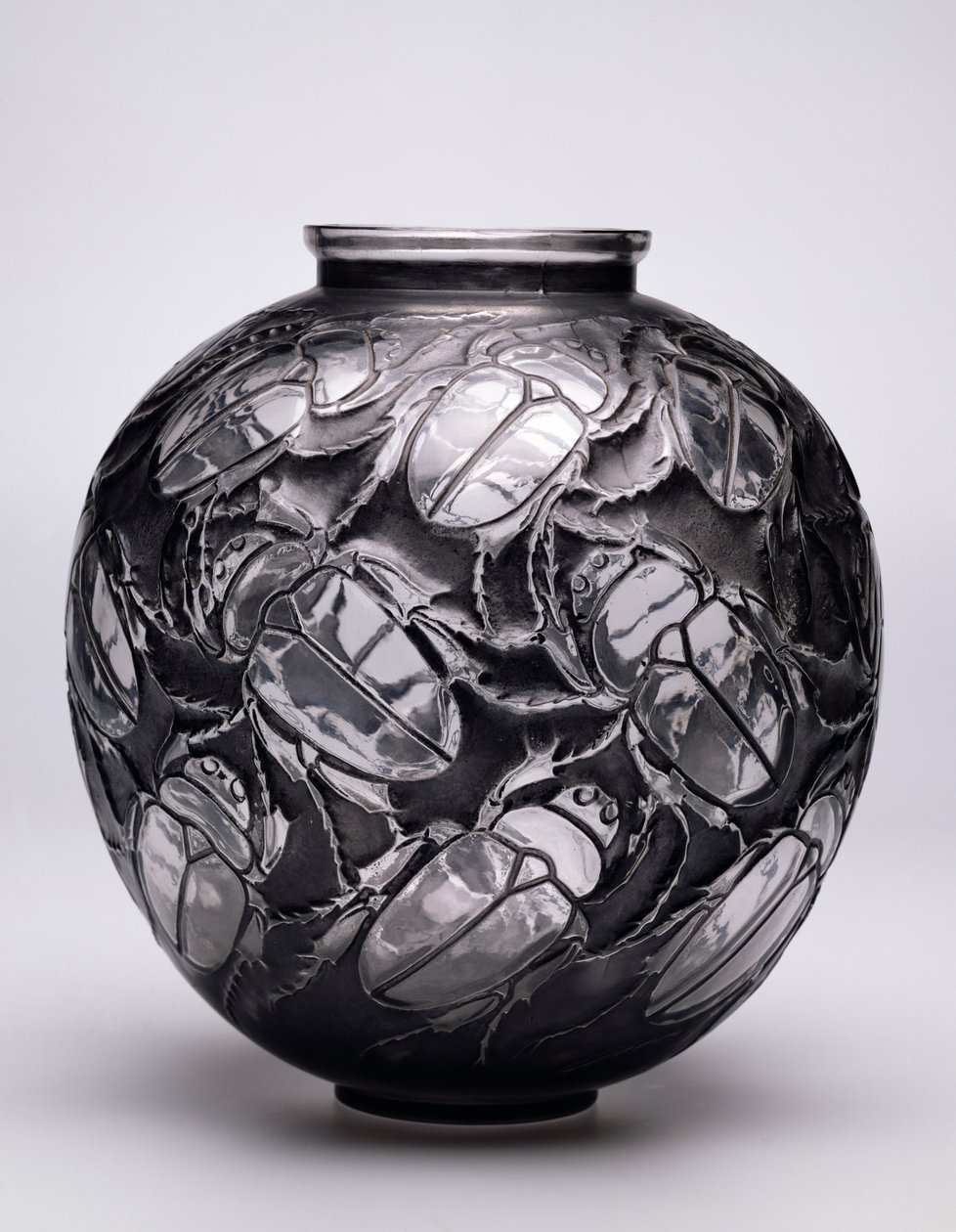 大型圣甲虫花瓶，1923年（黑色铜绿和模具吹制玻璃） 作者 勒内·朱尔斯·拉利克