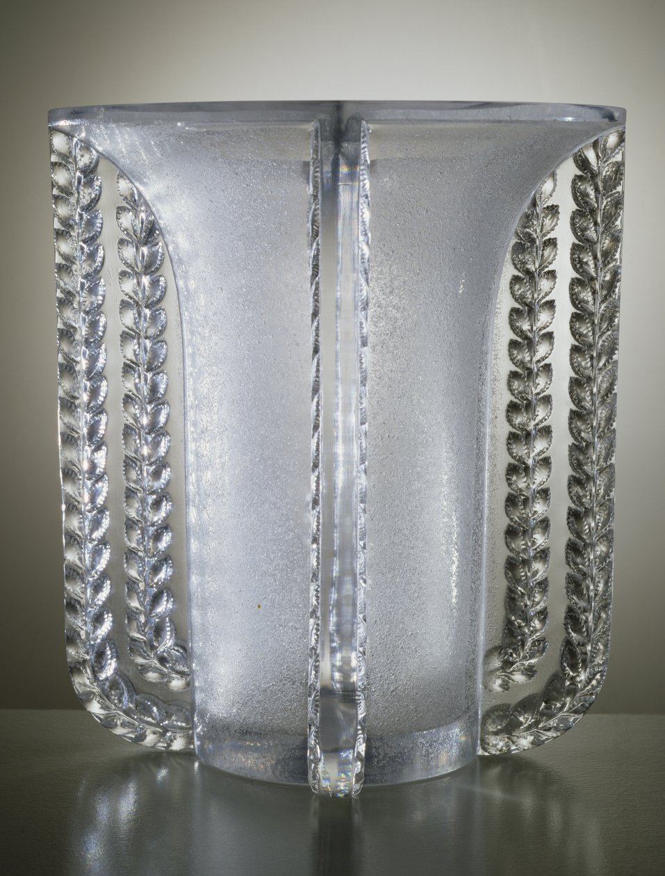 Marignane Vase，1936年（压模玻璃） 作者 勒内·朱尔斯·拉利克