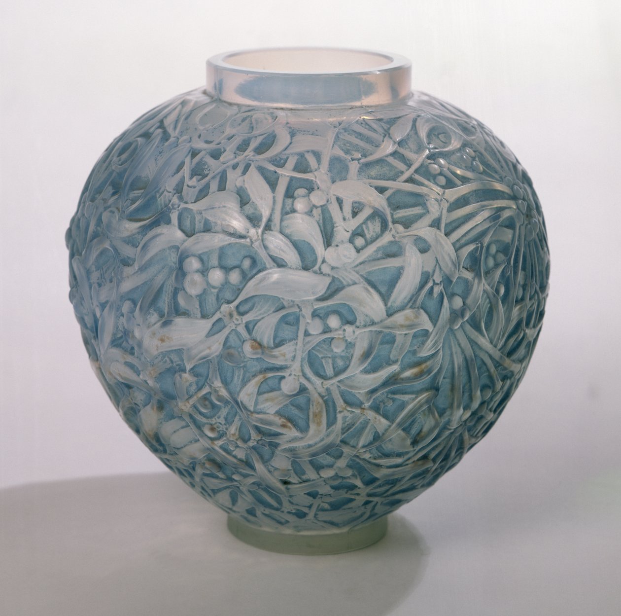 Mistletoe花瓶，1920年（乳白色玻璃上的蓝色铜绿） 作者 勒内·朱尔斯·拉利克