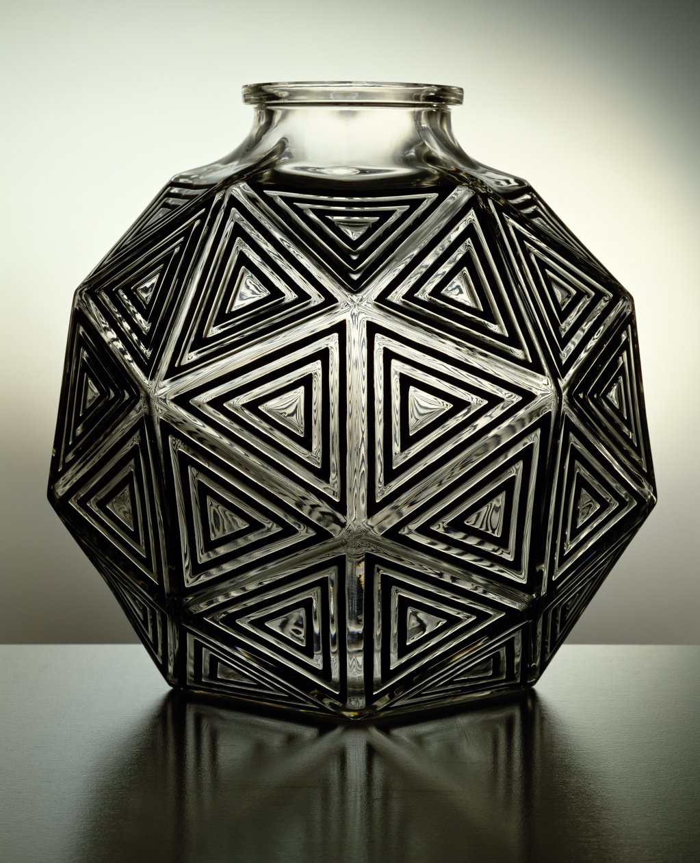 南京花瓶，1925年（玻璃上的透明和黑色珐琅） 作者 勒内·朱尔斯·拉利克