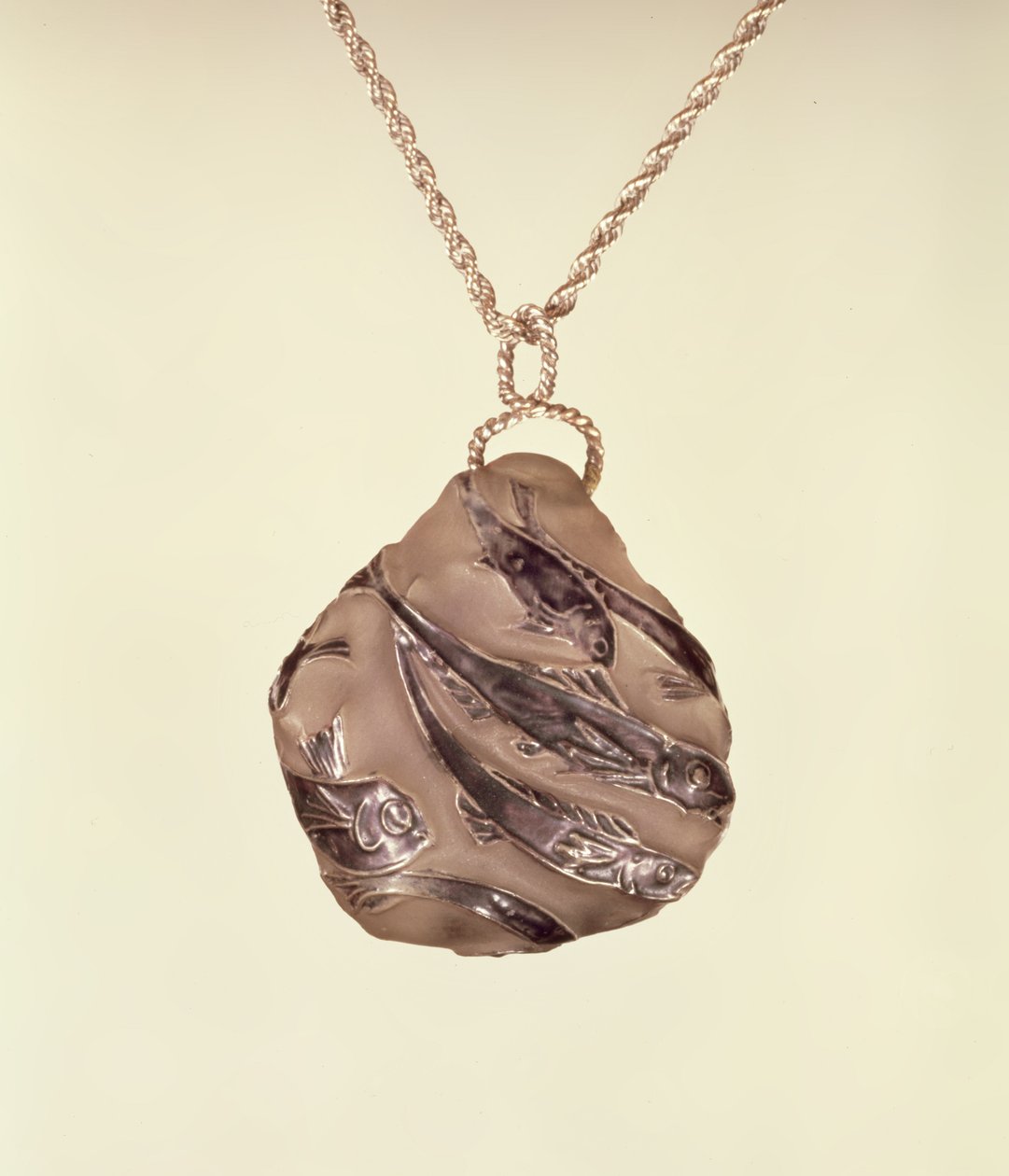 Lalique，c.1902的磨砂玻璃表面吊坠 作者 勒内·朱尔斯·拉利克