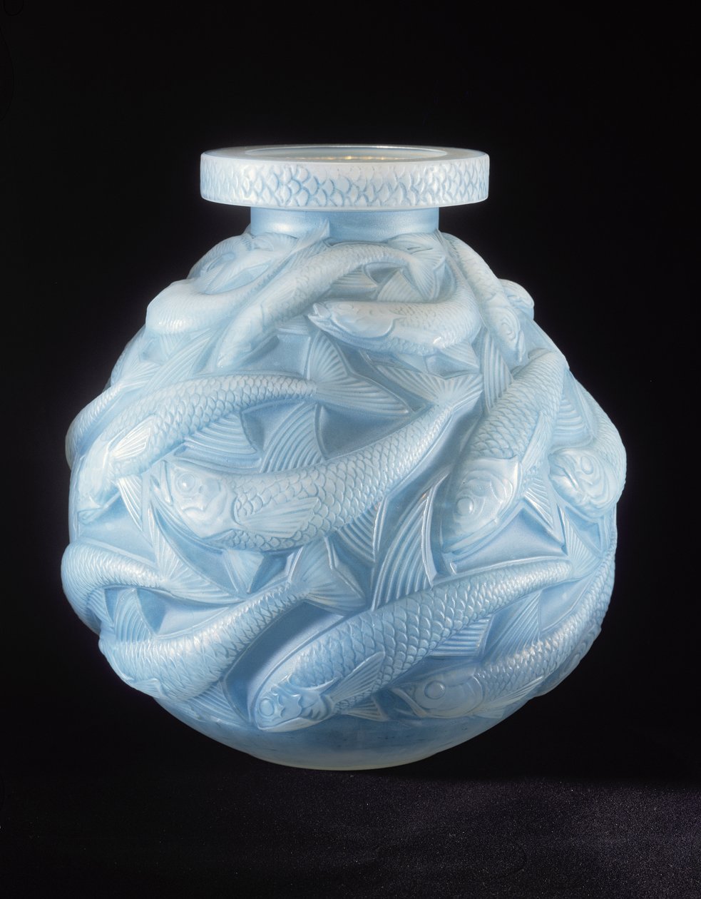 Salmon Vase，1928（蓝色乳白色玻璃） 作者 勒内·朱尔斯·拉利克