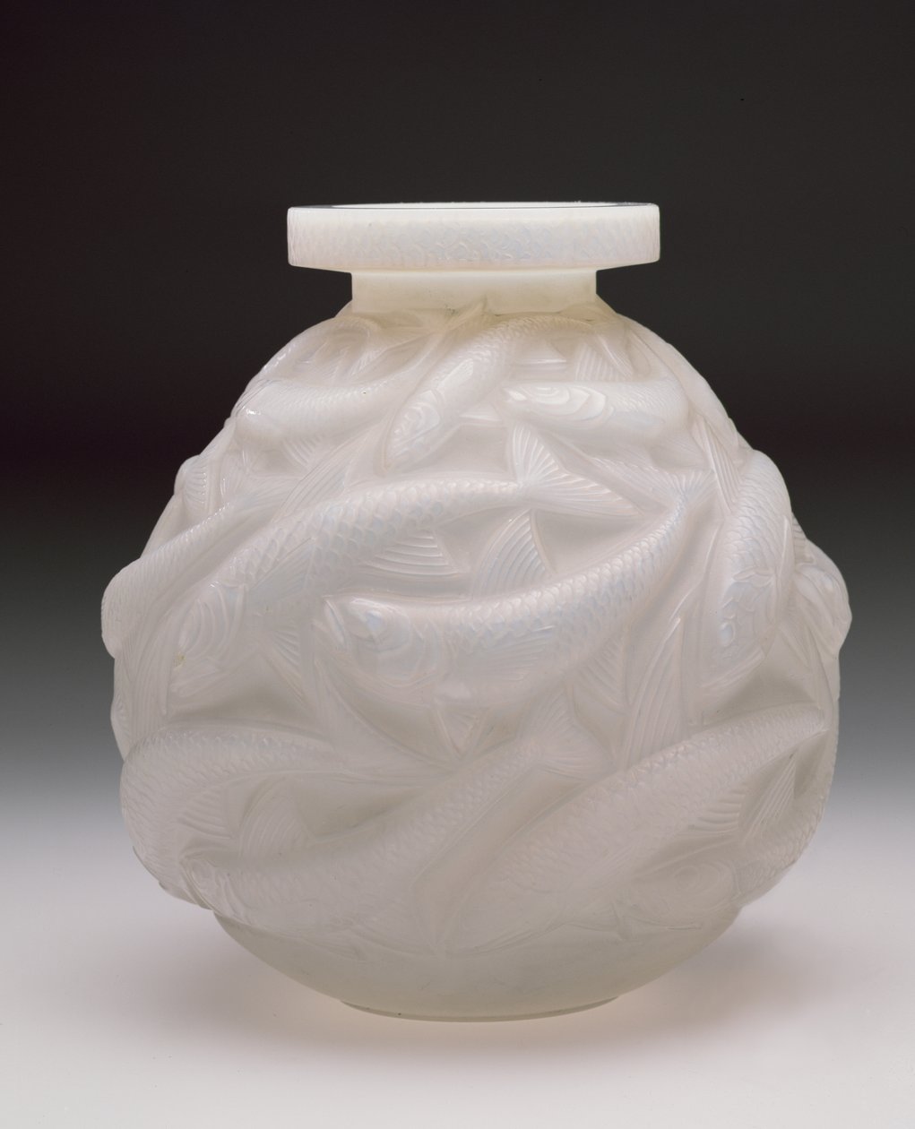 Salmon Vase，1928（白色乳白色玻璃） 作者 勒内·朱尔斯·拉利克