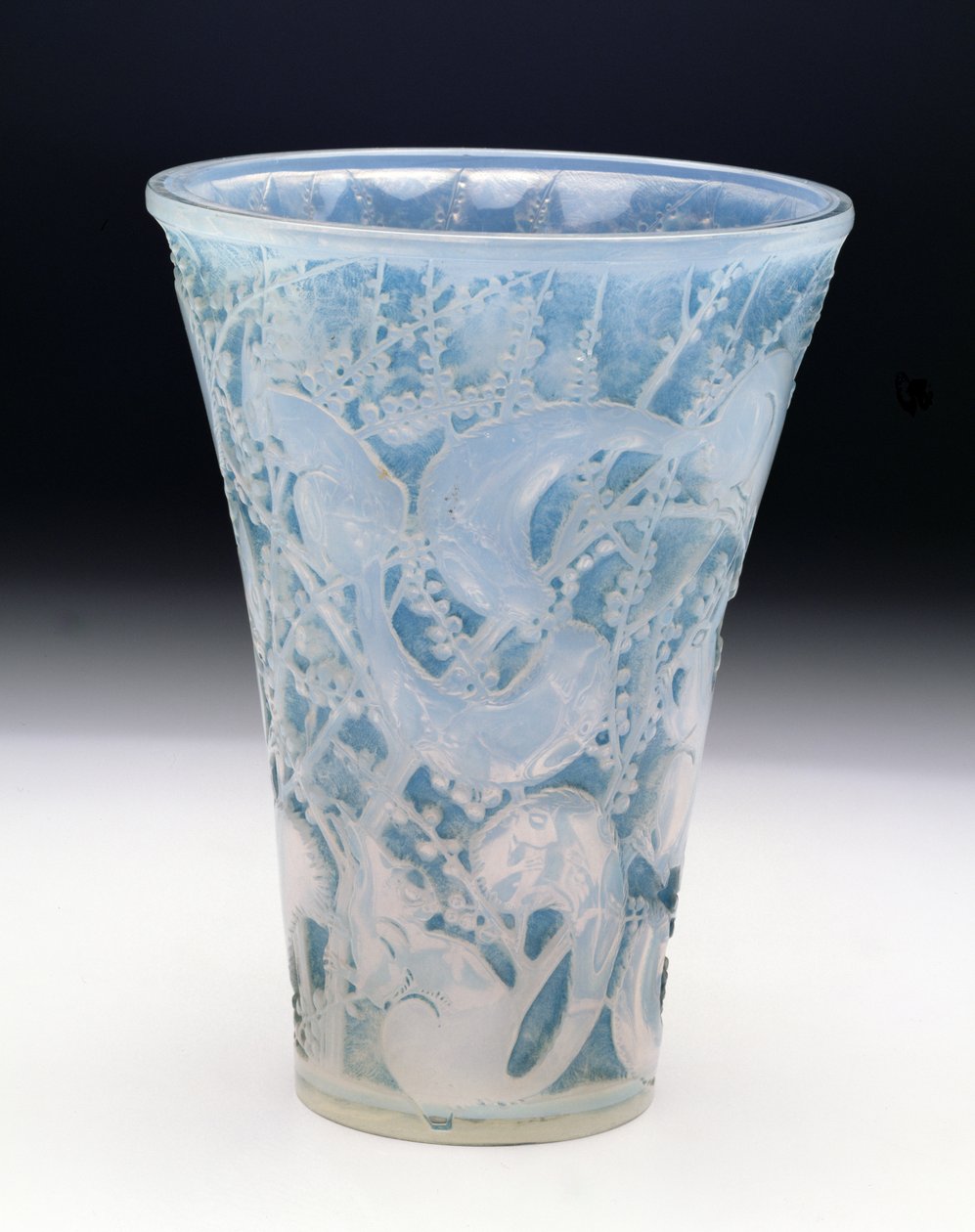 Senart Vase，1934年（乳白色玻璃上的蓝色铜绿） 作者 勒内·朱尔斯·拉利克