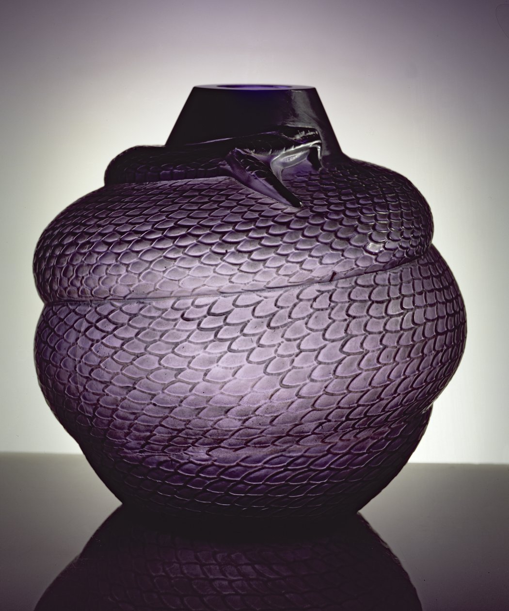 Serpent Vase，1924年（模具吹制的紫色玻璃） 作者 勒内·朱尔斯·拉利克