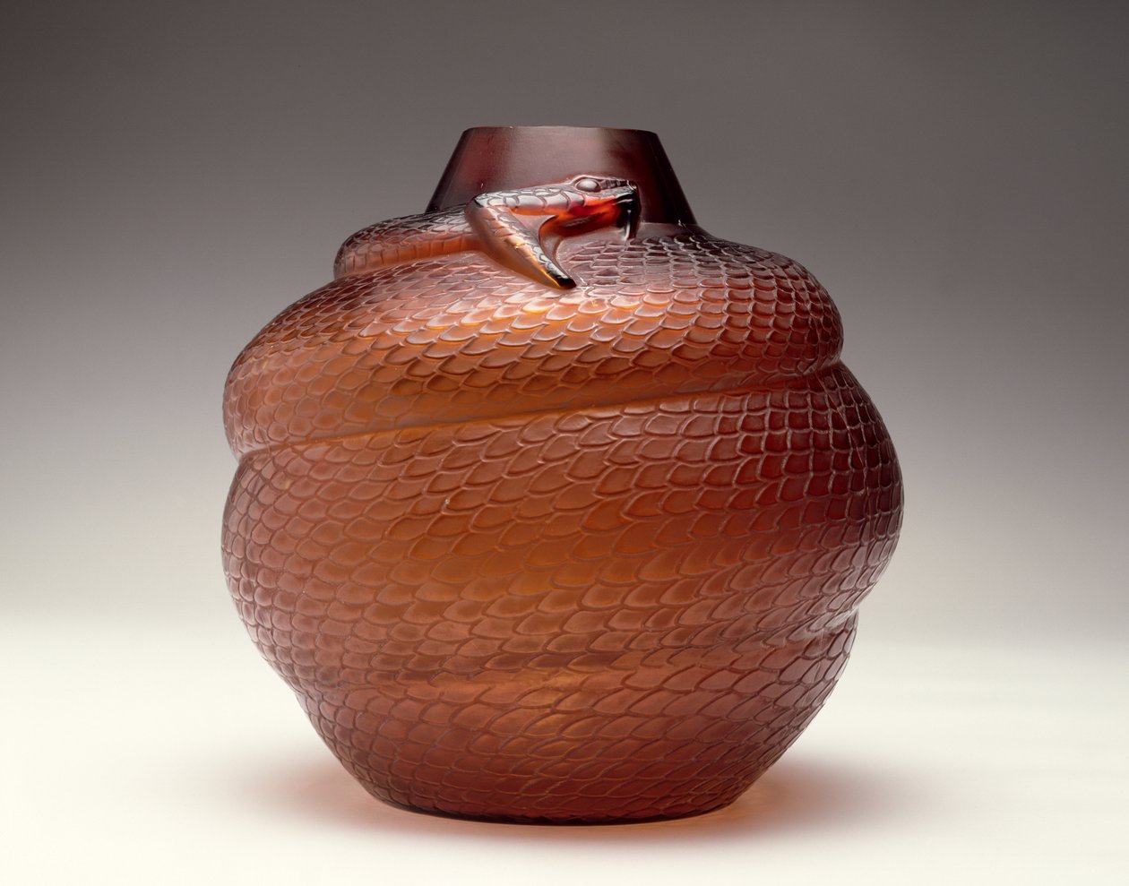蛇，琥珀色玻璃花瓶，R。Lalique，1924年 作者 勒内·朱尔斯·拉利克