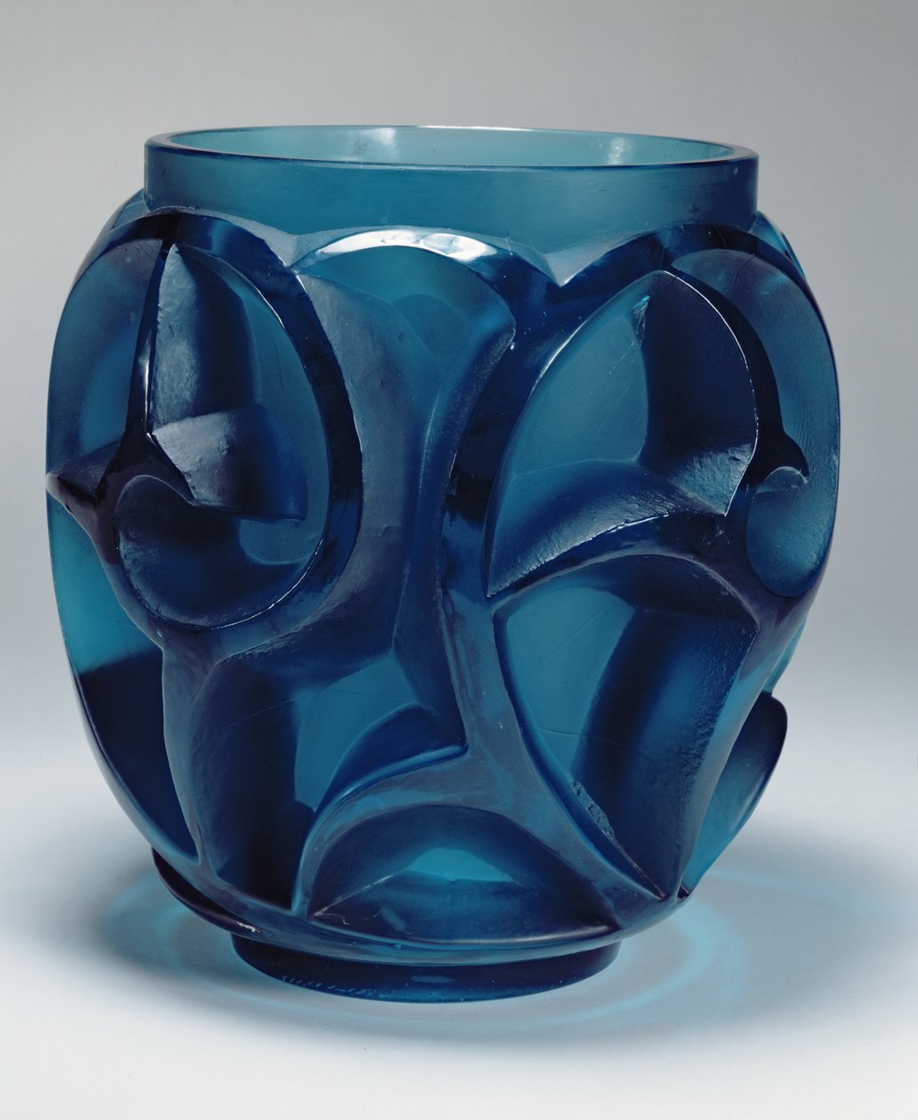 Whirlpools Vase，1926年（压模海蓝宝石玻璃） 作者 勒内·朱尔斯·拉利克