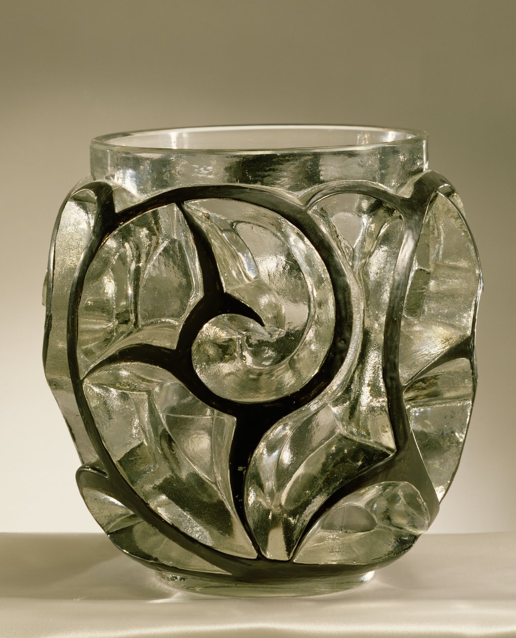 Whirpools Vase，1926年（在透明玻璃上压制成型的黑色珐琅） 作者 勒内·朱尔斯·拉利克