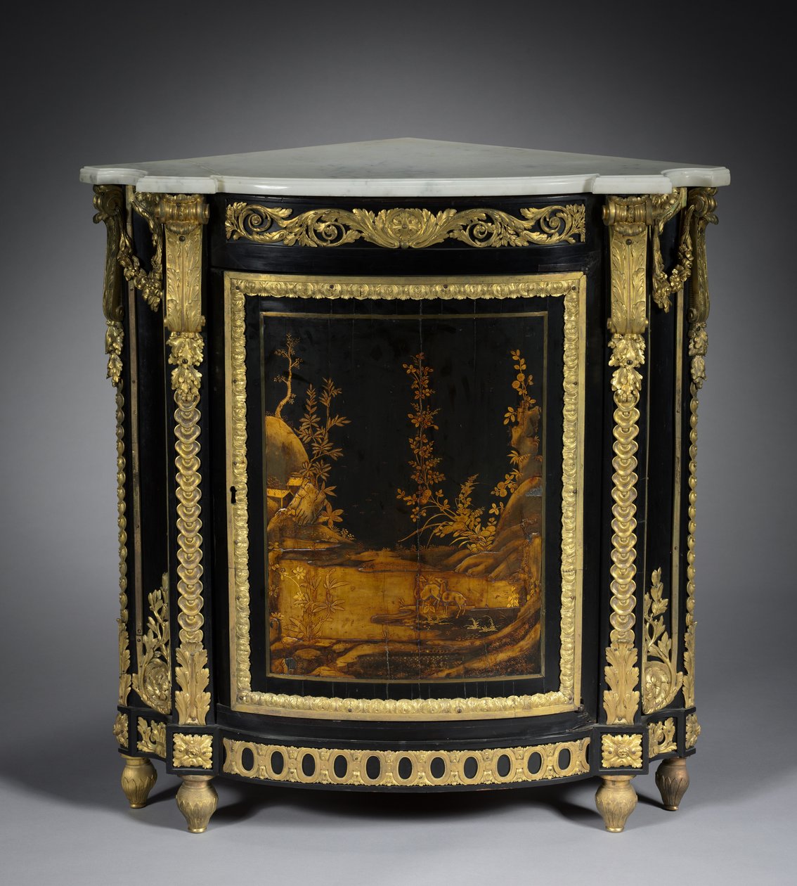 转角柜，约1765年至1770年（黑檀木贴面，日本漆，镀金青铜坐骑） 作者 雷内·杜波依斯（Rene Dubois）
