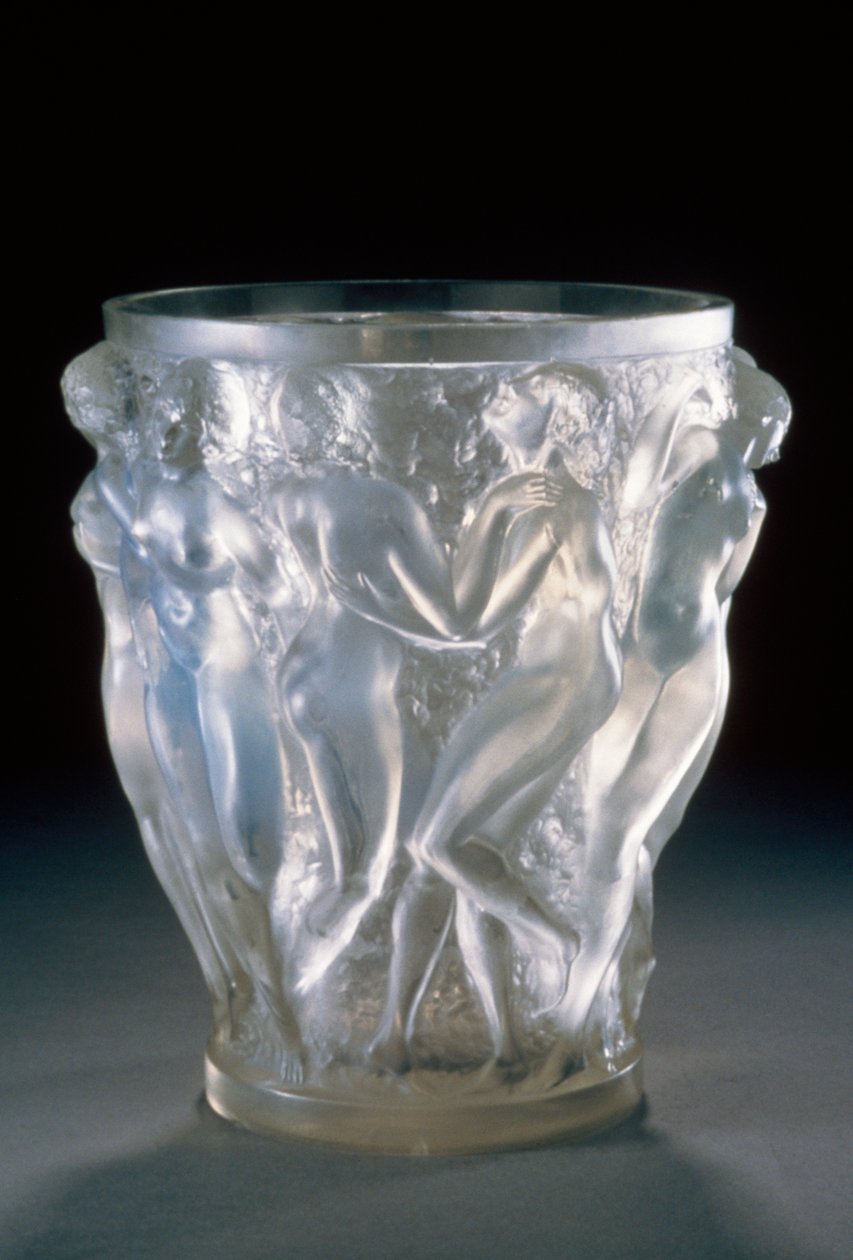 Bacchantes乳白色玻璃花瓶，约1920年，由Rene Lalique（1860-1945）创作。法国，20世纪。 作者 勒内·朱尔斯·拉利克