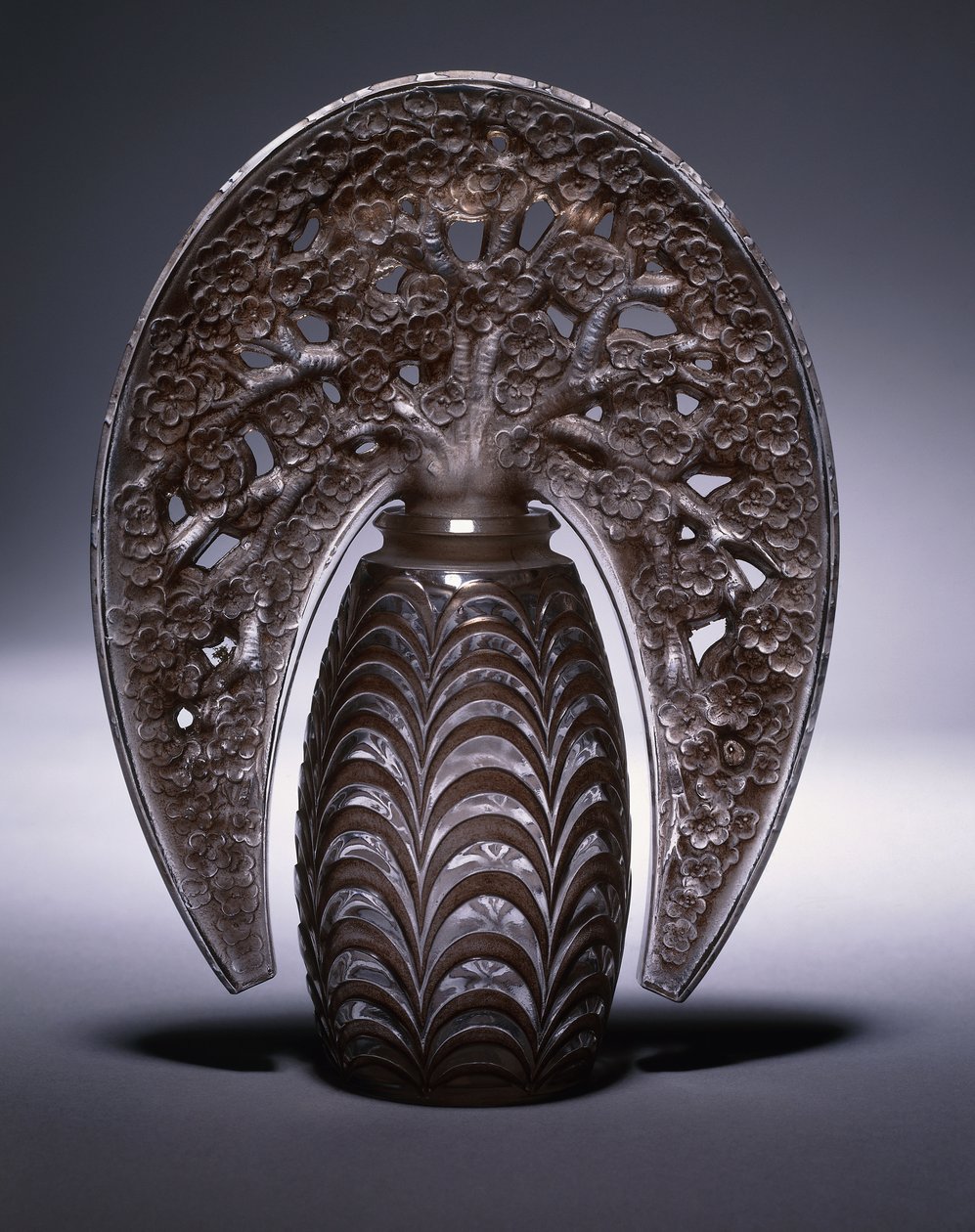 Bouchons Fleurs de Pommiers 493，约1919年（透明磨砂粉红色玻璃） 作者 勒内·朱尔斯·拉利克