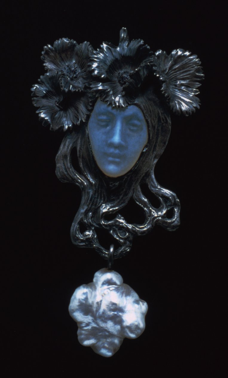 女脸吊坠，C1898-1900 作者 勒内·朱尔斯·拉利克