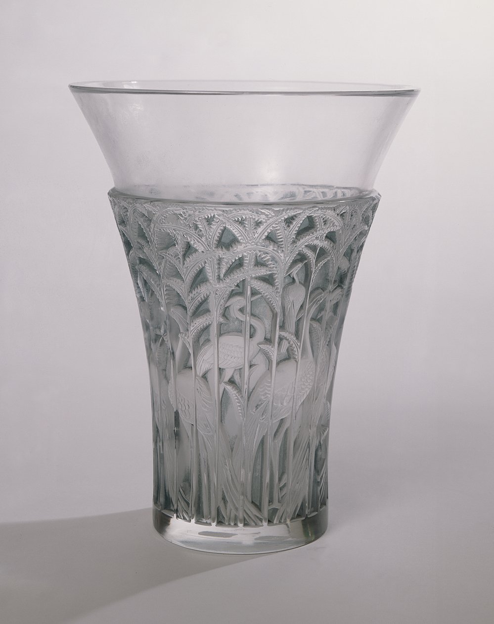 宜必思花瓶，1934年（磨砂和蓝色玻璃） 作者 勒内·朱尔斯·拉利克