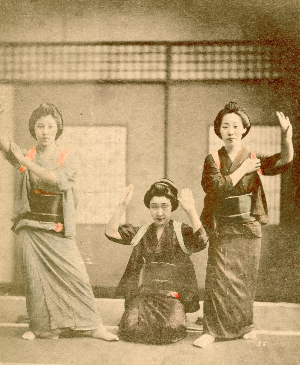 约 1896 年跳舞的女孩（照片） 作者 下冈莲城