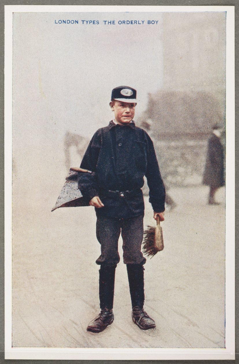 伦敦类型。勤务兵"，约1914年 一张彩色照片的复制品，照片中的勤务兵是一名在伦敦街头拿着平底锅和刷子的街道清洁工，由一位不知名的摄影师拍摄，并在一本名为《伦敦彩色照片》的书中出版。 作者 理查德（后）爸爸