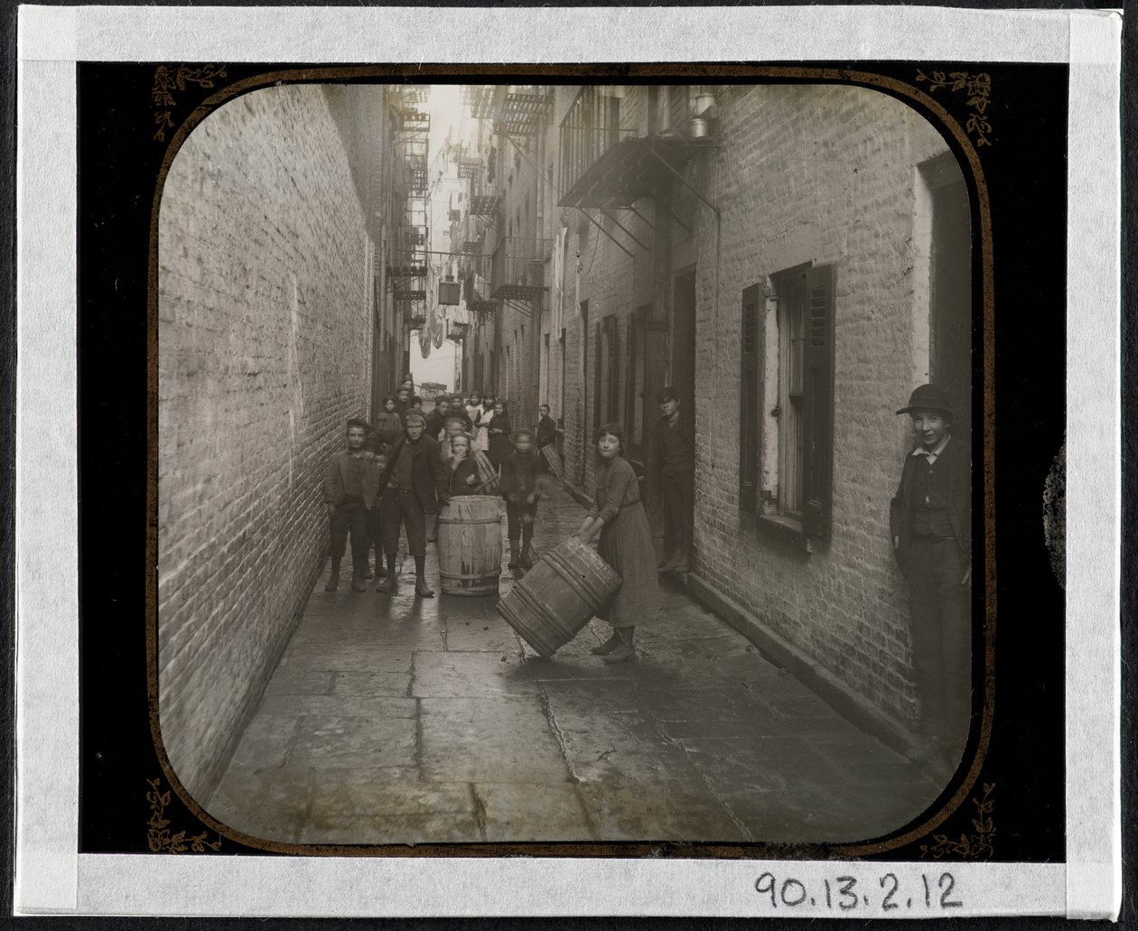 Gotham Court，38 Cherry Street，c.1890（银色明胶印刷） 作者 理查德·霍尔·劳伦斯