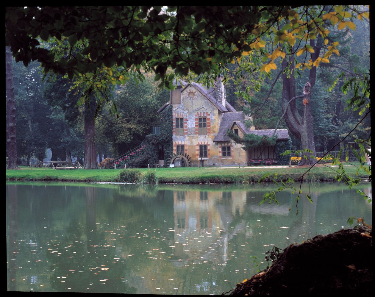 The Hameau de la Reine - La Maison de la Reine at the Hameau de la Reine Marie Antoinette, in the park of the Chateau de Versailles. 作者 理查德·米克