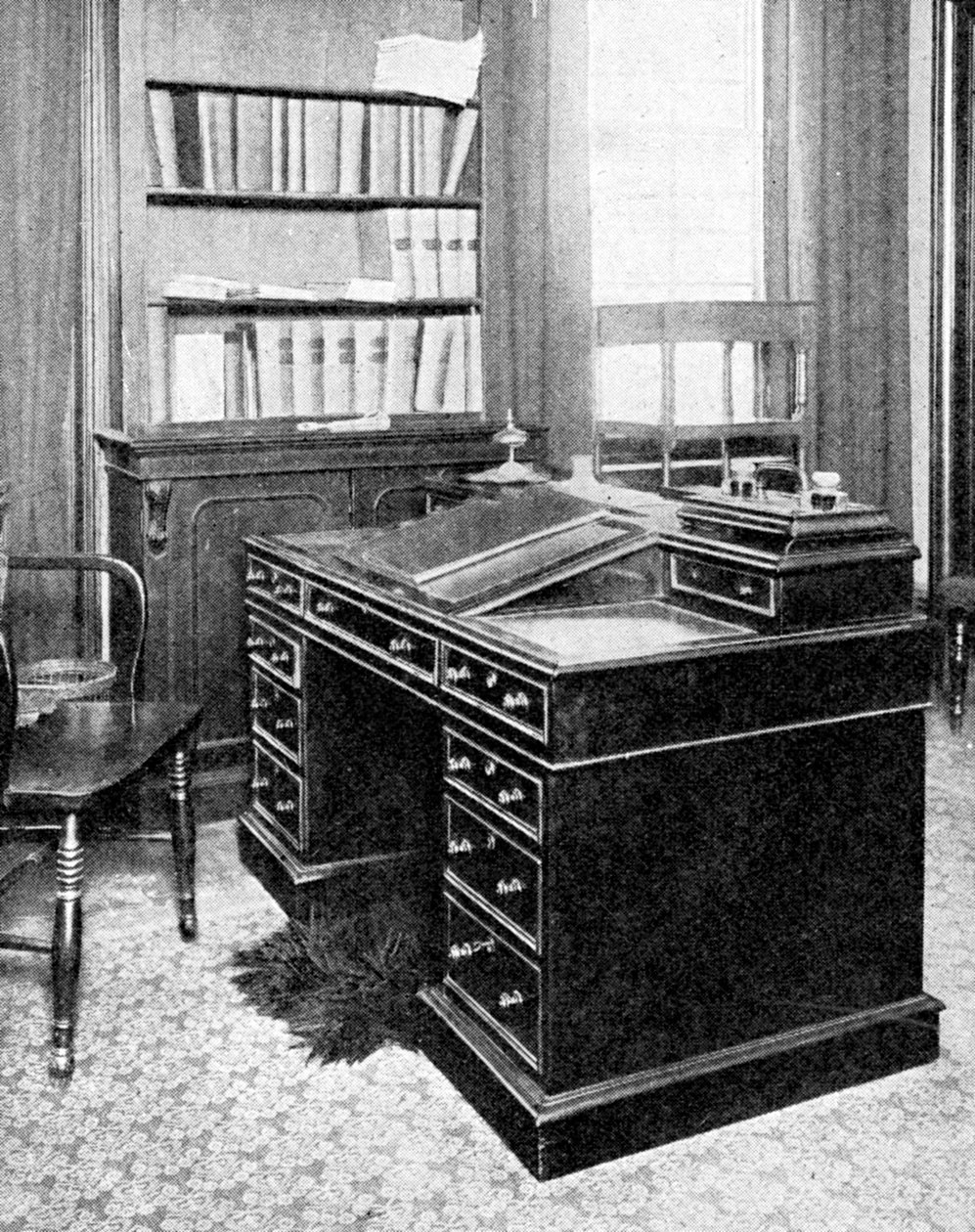 查尔斯·狄更斯的椅子和桌子，1923年在加兹希尔使用。 作者 Rischgitz系列