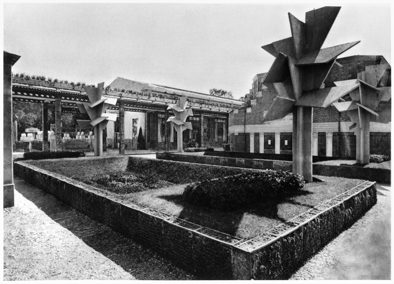 装饰艺术展的冬季花园和立体主义混凝土树，来自1925年巴黎M. Roux-Spitz的“Exposition des Arts Decoratifs，Batiments et Jardins”（具体） 作者 罗伯特·马利特·史蒂文斯