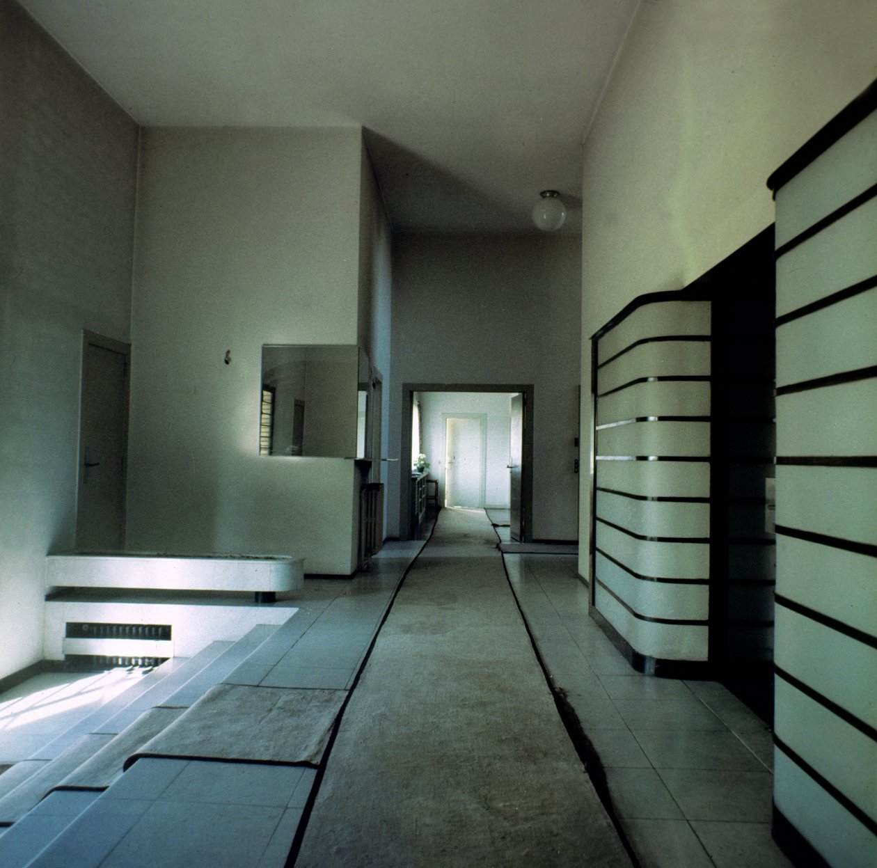 Villa Cavrois的入口大厅，由Robert Mallet-Stevens（1886-1945）设计，1931-32 作者 罗伯特·马利特·史蒂文斯