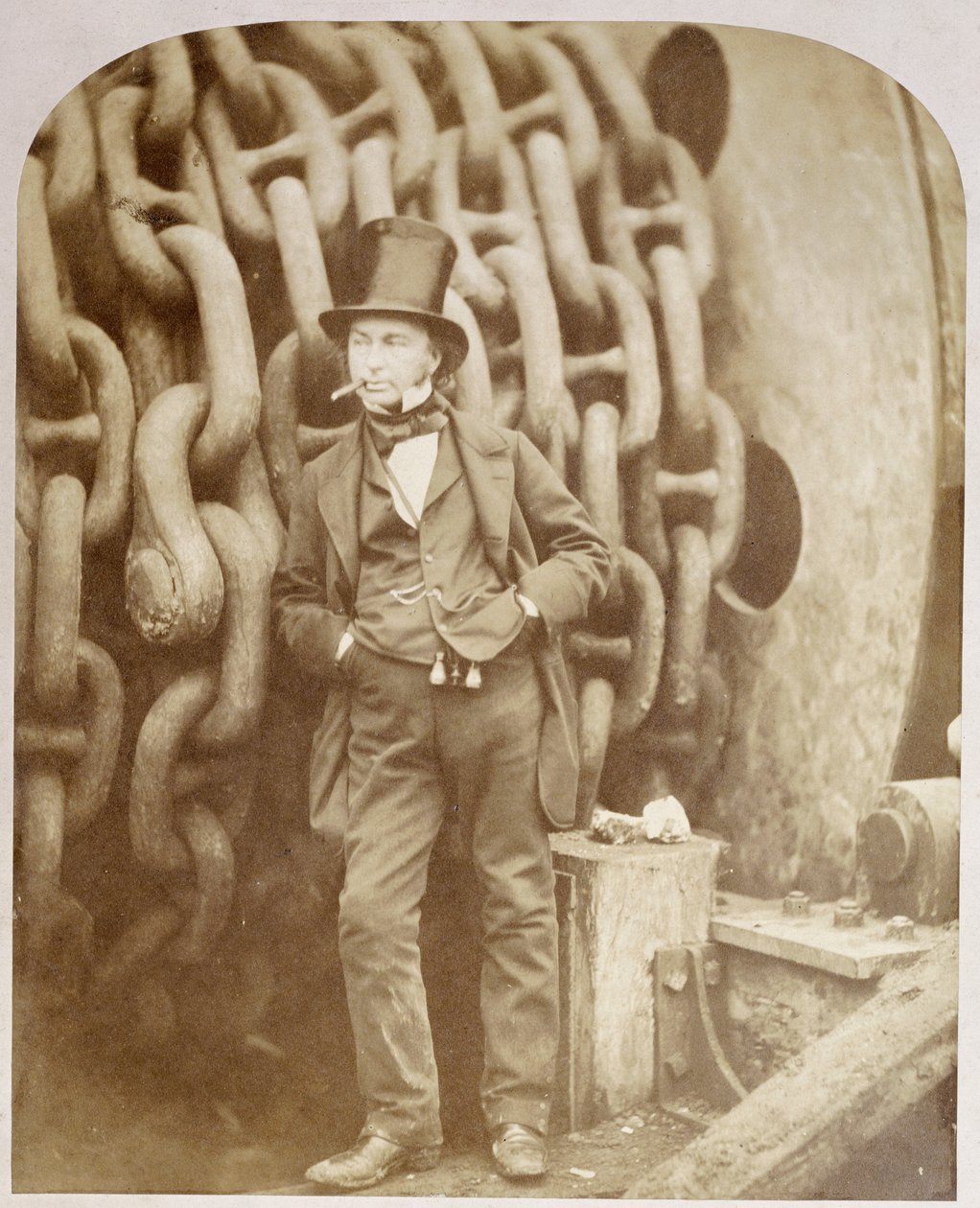 伊斯兰伯德·布鲁内尔（Isambard Kingdom Brunel）在米尔沃尔（Millwall），倚着链鼓，1857年11月 作者 罗伯特·霍利特