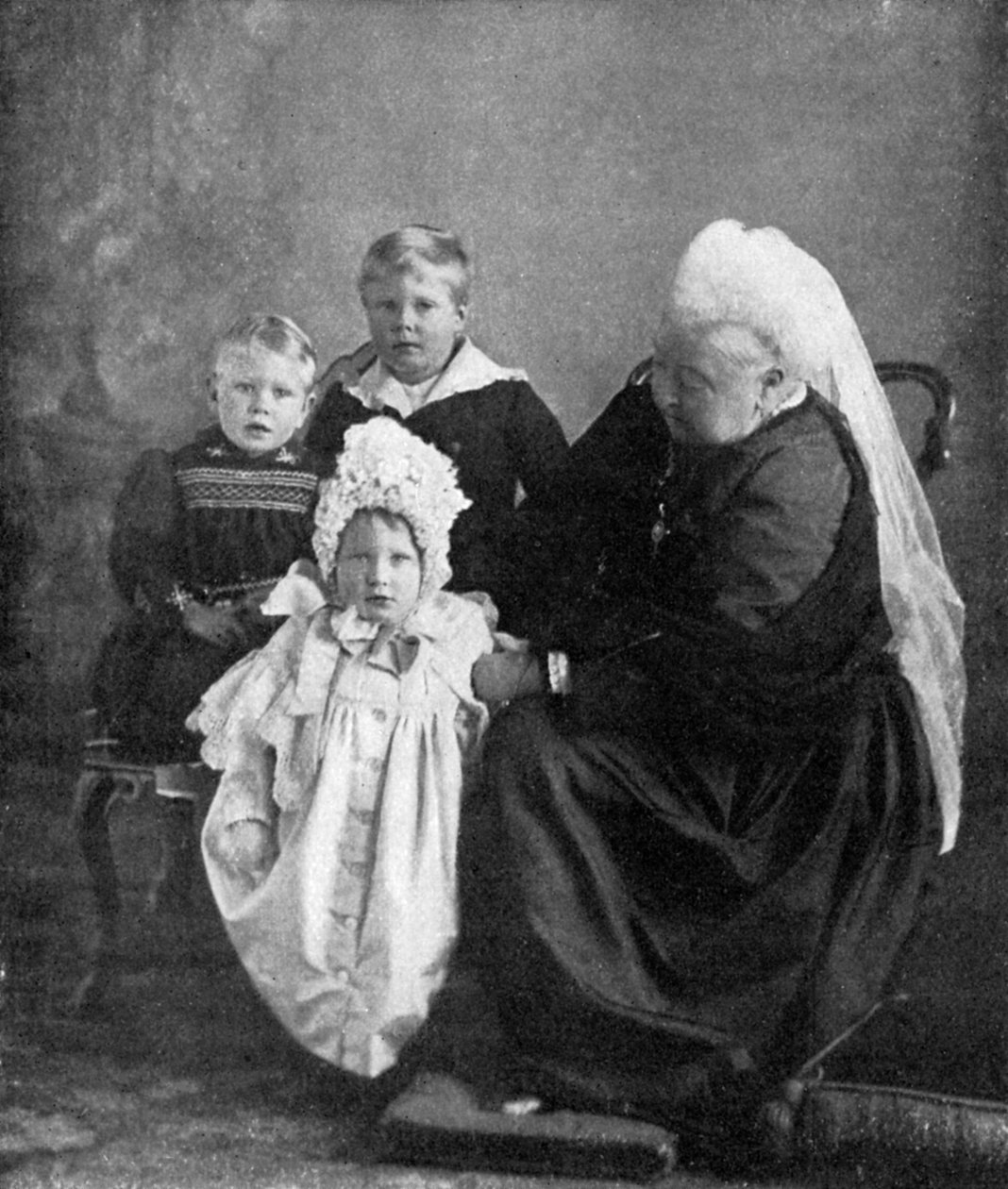 1901年，维多利亚女王带着约克公爵夫人和公爵夫人的孩子们。 作者 罗伯特·米尔恩