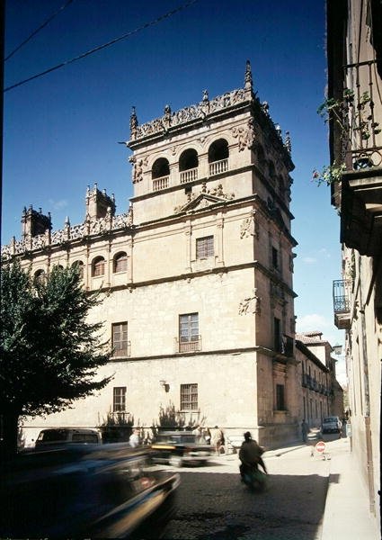 Palacio de Monterrey的塔的看法，在1540年开始 作者 Juan和Rodrigo Gil de Hontanon