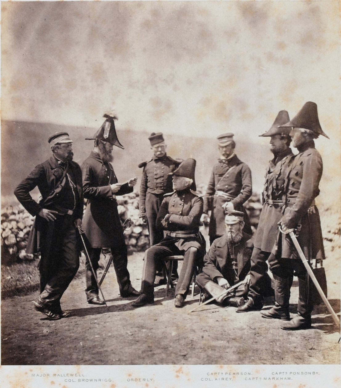 中校乔治·布朗爵士和工作人员，来自与1855年克里米亚战争有关的52张照片的专辑 作者 罗杰芬顿