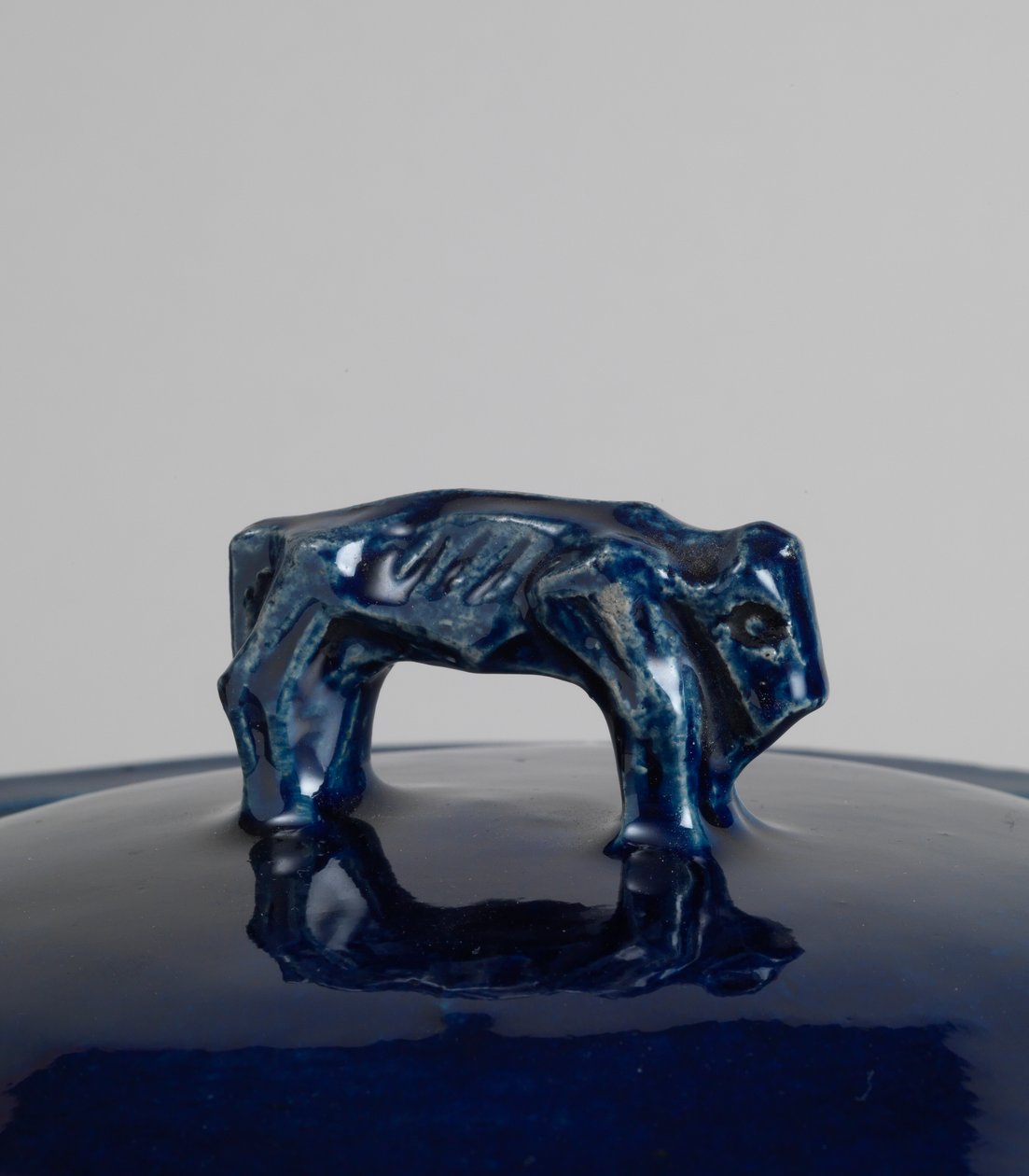 Blue-glazed covered tureen with handle in the form of a bison or Chinese lion, c.1915 (cobalt blue glazed earthenware, mould-made) [see 5948452] 作者 罗杰·艾略特·弗莱