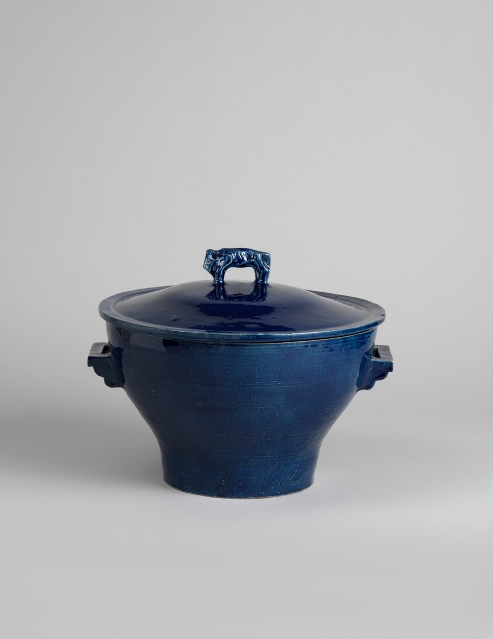 蓝釉盖碗，有野牛或中国狮的手柄，约1915年 作者 罗杰·艾略特·弗莱